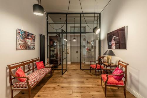 罗马La Design.aTA Experience Bed & Breakfast的走廊上设有椅子和桌子