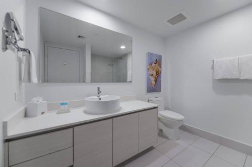 哈兰代尔海滩Cozy 1BR Condo Beachwalk Resort的白色的浴室设有水槽和卫生间。