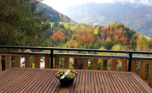 皮恩山口附近施皮塔尔Apartment Katharina的坐在阳台上木桌旁的植物