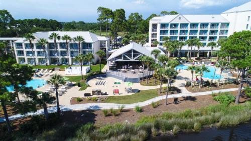 巴拿马城海滩Bluegreen's Bayside Resort and Spa at Panama City Beach的享有度假村游泳池的空中景致