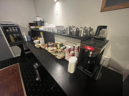 因弗内斯史密斯顿酒店的厨房配有带食品的柜台和咖啡设施。