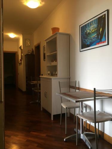 Portobb Nuova Fiera di Roma的一间带桌椅的用餐室