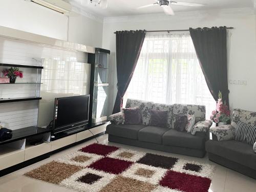 麻坡Muar Homestay [Located at Sabak Awor Seafood Court]的带沙发和平面电视的客厅