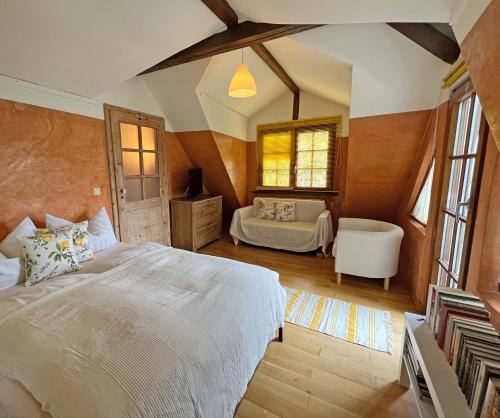 巴登-巴登派提布乐酒店的卧室配有一张白色大床和一把椅子