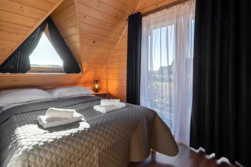 斯扎法拉瑞TATRAHOLIDAY- Domek na wierchu的一间卧室设有一张床和一个大窗户