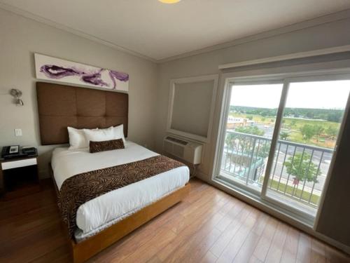 麦克默里堡Baymont by Wyndham Fort McMurray的一间卧室设有一张床和一个大窗户