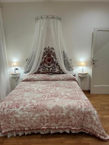 维亚雷焦Frida的一间卧室配有一张带天蓬的大床