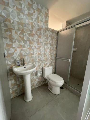 特鲁希略Hermosa departamento vanguardista c/ balcon .的浴室配有卫生间、盥洗盆和淋浴。