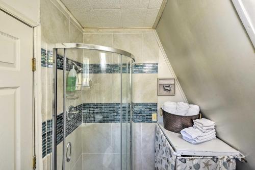 格兰伯里Charming Lake Creek Cabin with Pool Access and Decks的带淋浴的浴室和一篮毛巾