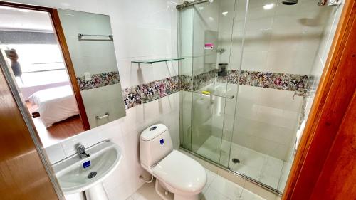 帕斯托HOTEL HOME的浴室配有卫生间、盥洗盆和淋浴。