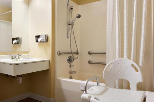马里恩马里昂速8酒店的一间带水槽、卫生间和淋浴的浴室