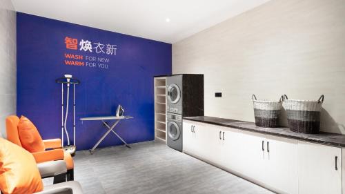 沧州沧州高新智选假日酒店的洗衣房配有洗衣机和烘干机