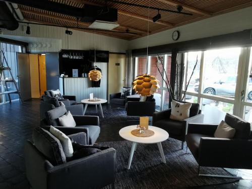 基律纳玛塔拉卡北极光旅舍的带沙发和桌子的客厅以及窗户。