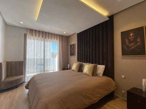 卡萨布兰卡CORNICHE CASABLANCA - SUBLIME F2 NEUF的一间卧室设有一张大床和一个窗户。
