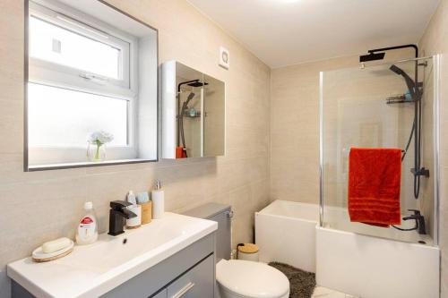 伯明翰Cosy Brand new spacious 1 bed luxury apartment的浴室配有卫生间、盥洗盆和淋浴。