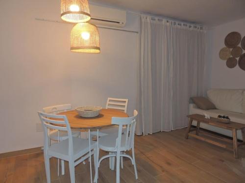 拉萨维纳Suite La Savina Formentera con vistas al mar的客厅配有餐桌和椅子
