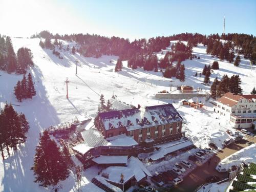 乌鲁达Oksijen Zone Hotel & Spa的雪地中滑雪胜地的空中景观