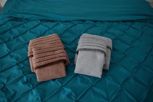普里莱普Cavleski apartment的床上的两条毛巾