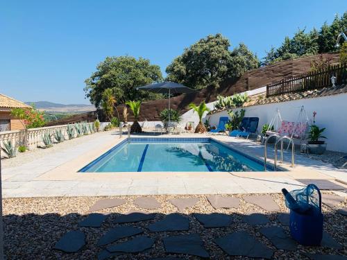 Villa del PradoJARAMUNDI的一座带遮阳伞的别墅旁的游泳池