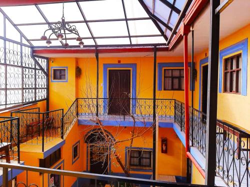 波托西Hostal Compañía de Jesús的色彩缤纷的建筑,设有阳台和门