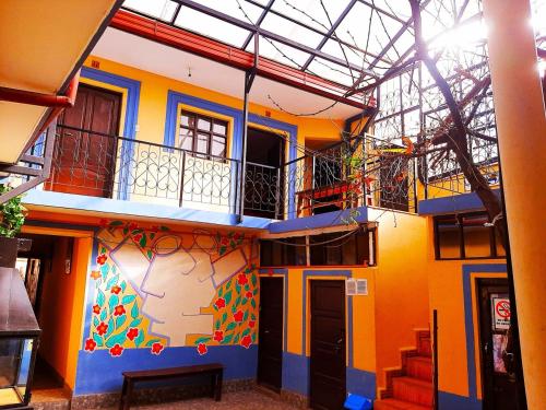 波托西Hostal Compañía de Jesús的一座色彩缤纷的房子,旁边有一幅画
