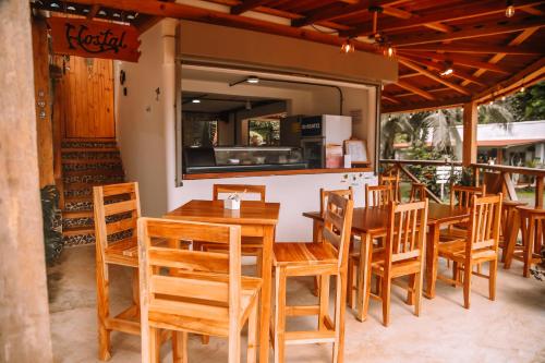 圣卡塔利娜岛Sunset Catalina的庭院中设有木桌椅的餐厅