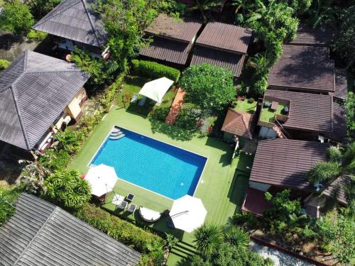 象岛Grand Tree的享有带游泳池的房屋的空中景致
