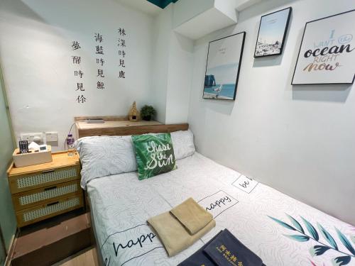 香港AMU Dreamhouse 阿木旅舍的一间小卧室,配有一张床和一张书桌