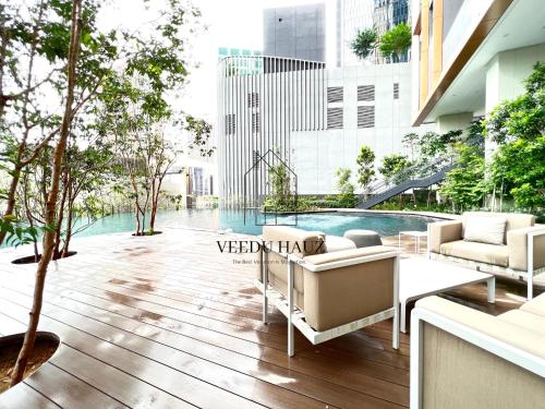 吉隆坡Lucentia Residences BBCC at Lalaport Kuala Lumpur by Veedu Hauz的一座带游泳池的庭院,位于一座建筑中