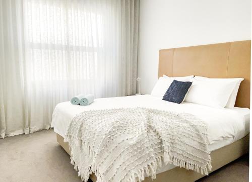 弗里曼特Pearl On Pakenham- Modern & Central W King Beds的卧室配有白色的床和大窗户