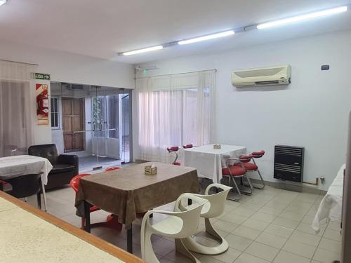 圣胡安Hotel Anmara的一间带桌椅的客厅和一间厨房
