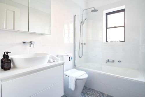悉尼Manly Cosy Retreat - Short walk to beach的白色的浴室设有水槽和淋浴。