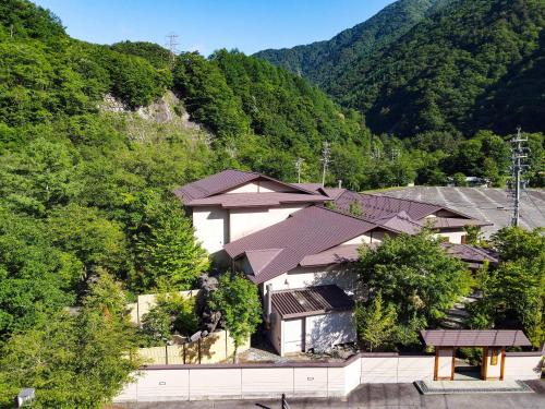 松本Keiryuso Siorie的享有山景的房屋的空中景致