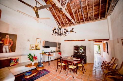 蒙波斯Casa Portal de la Bodega的客厅设有桌椅和天花板。