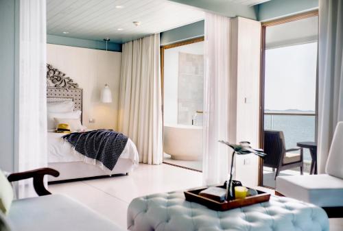 塔林甘海滩The Beach Samui的酒店客房带一张床、一个浴缸和一间卧室
