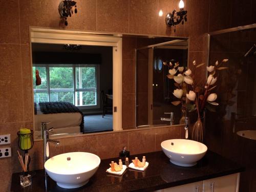 Yarra Junction3王住宿加早餐旅馆的一间带两个盥洗盆和大镜子的浴室