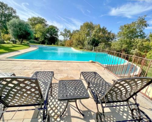 Magnificent Guest House on the bank of the Dordogne river内部或周边的泳池