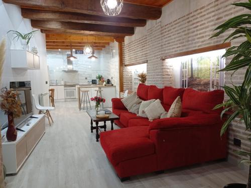 奥尔梅多Magia en el Arco的客厅设有红色沙发和砖墙