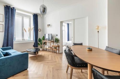 斯特拉斯堡Appart Deluxe Privé Strasbourg Centre avec Parking gratuit的客厅配有蓝色的沙发和桌子