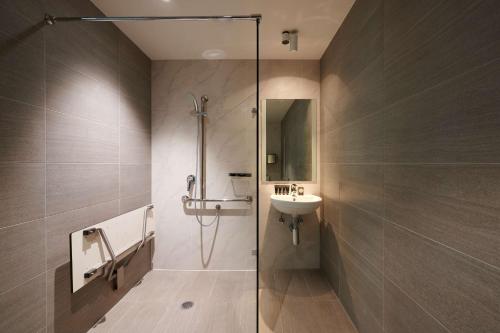 堪培拉堪培拉库拉降酒店的带淋浴和盥洗盆的浴室