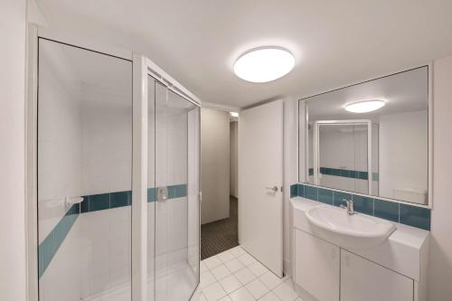 堪培拉堪培拉詹姆斯阁阿迪纳服务式公寓式酒店的白色的浴室设有水槽和淋浴。