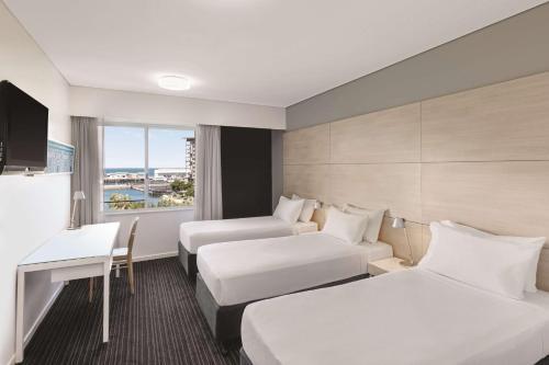 达尔文达尔文海滨盛传酒店的酒店客房配有两张床和一张书桌
