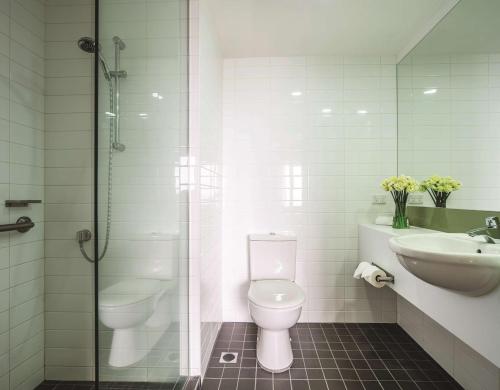 惠灵顿惠灵顿旅客之家酒店的浴室配有卫生间、盥洗盆和淋浴。