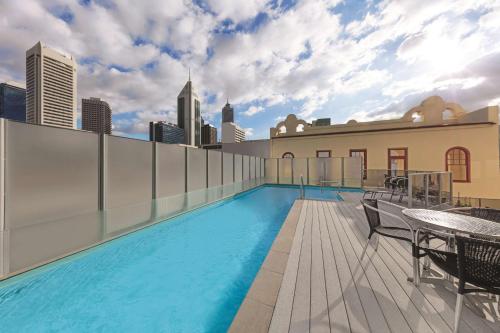 珀斯珀斯巴拉克广场阿迪纳公寓式酒店的一座城市建筑屋顶上的游泳池