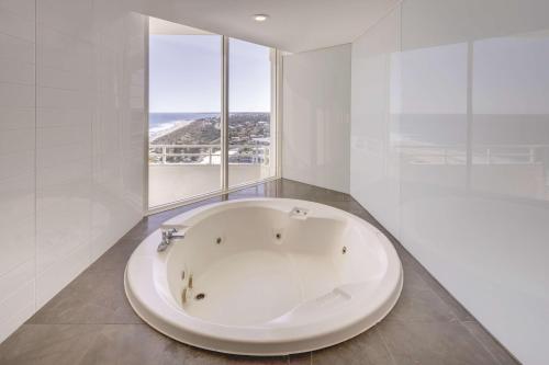 珀斯珀斯斯卡伯勒汇合酒店的窗户客房内的白色大浴缸