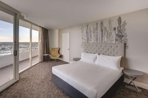 珀斯珀斯斯卡伯勒汇合酒店的酒店客房设有一张床和一个大窗户