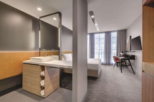 堪培拉堪培拉盛传酒店 的酒店客房设有带水槽的浴室和一张床