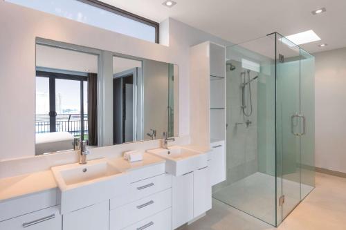 奥克兰奥克兰布里特马特阿迪娜酒店的一间带两个水槽和玻璃淋浴间的浴室
