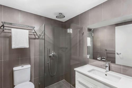 堪培拉Adina Serviced Apartments Canberra Dickson的带淋浴、卫生间和盥洗盆的浴室