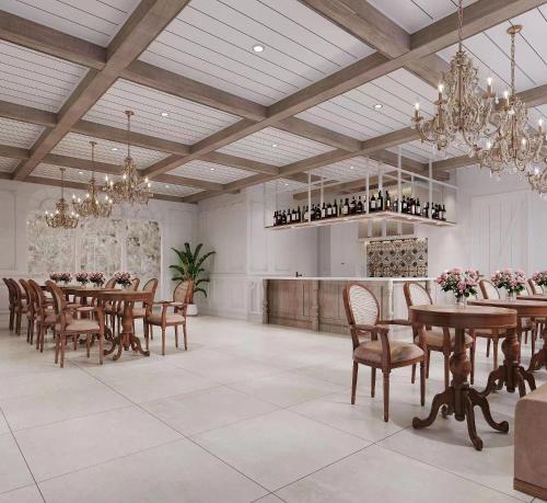 杭州杭州灯火阑珊青年旅舍的大型用餐室配有桌椅和吊灯。